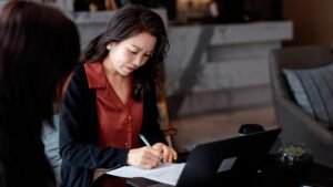 How financial advisors make money