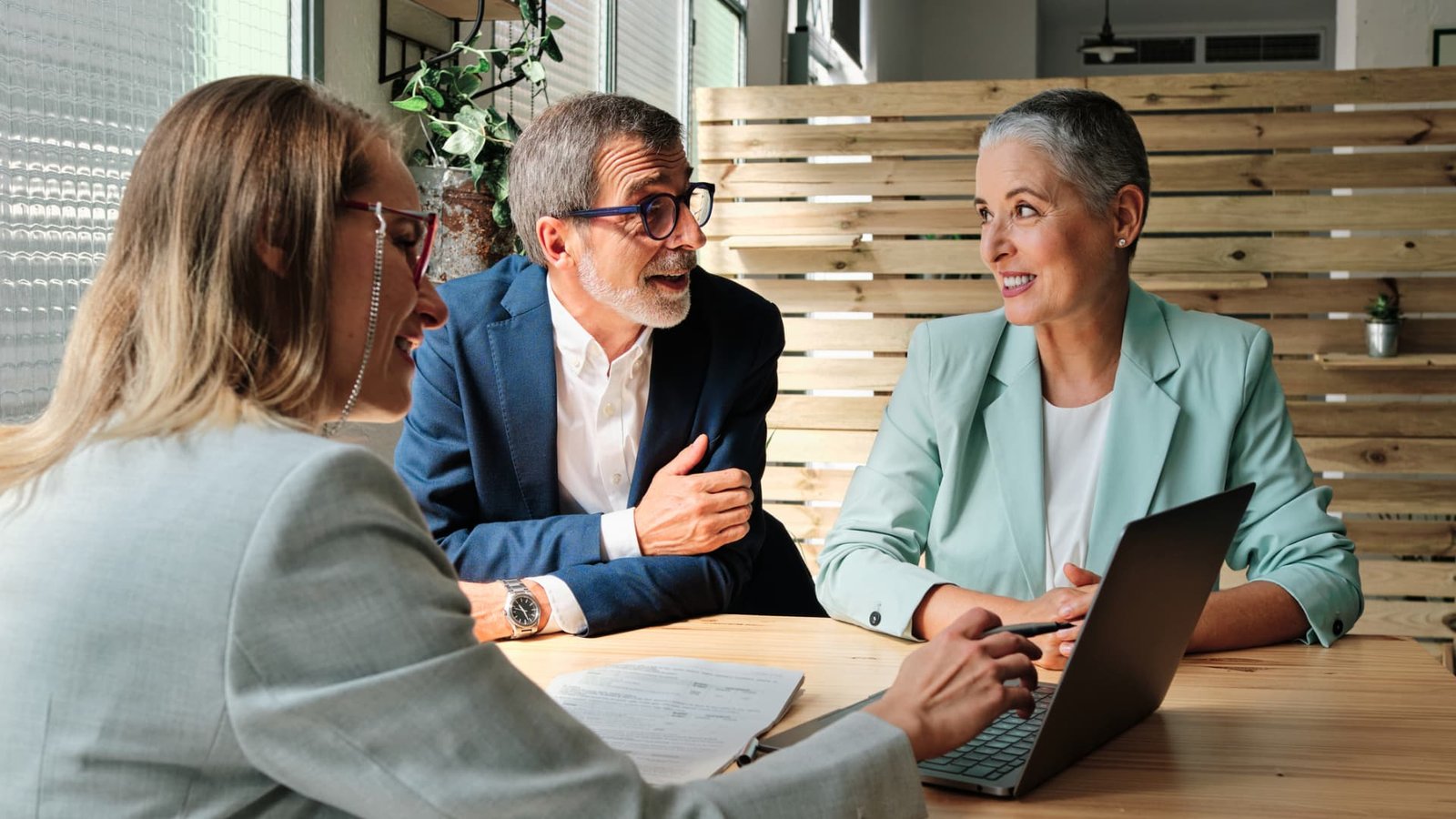 Pros and cons of robo-advisors versus human financial advisor