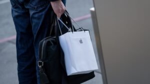 Stocks making the biggest moves after hours: AAPL, HOOD, V, SNDK 14 Stocks making the biggest moves after hours: AAPL, HOOD, V, SNDK