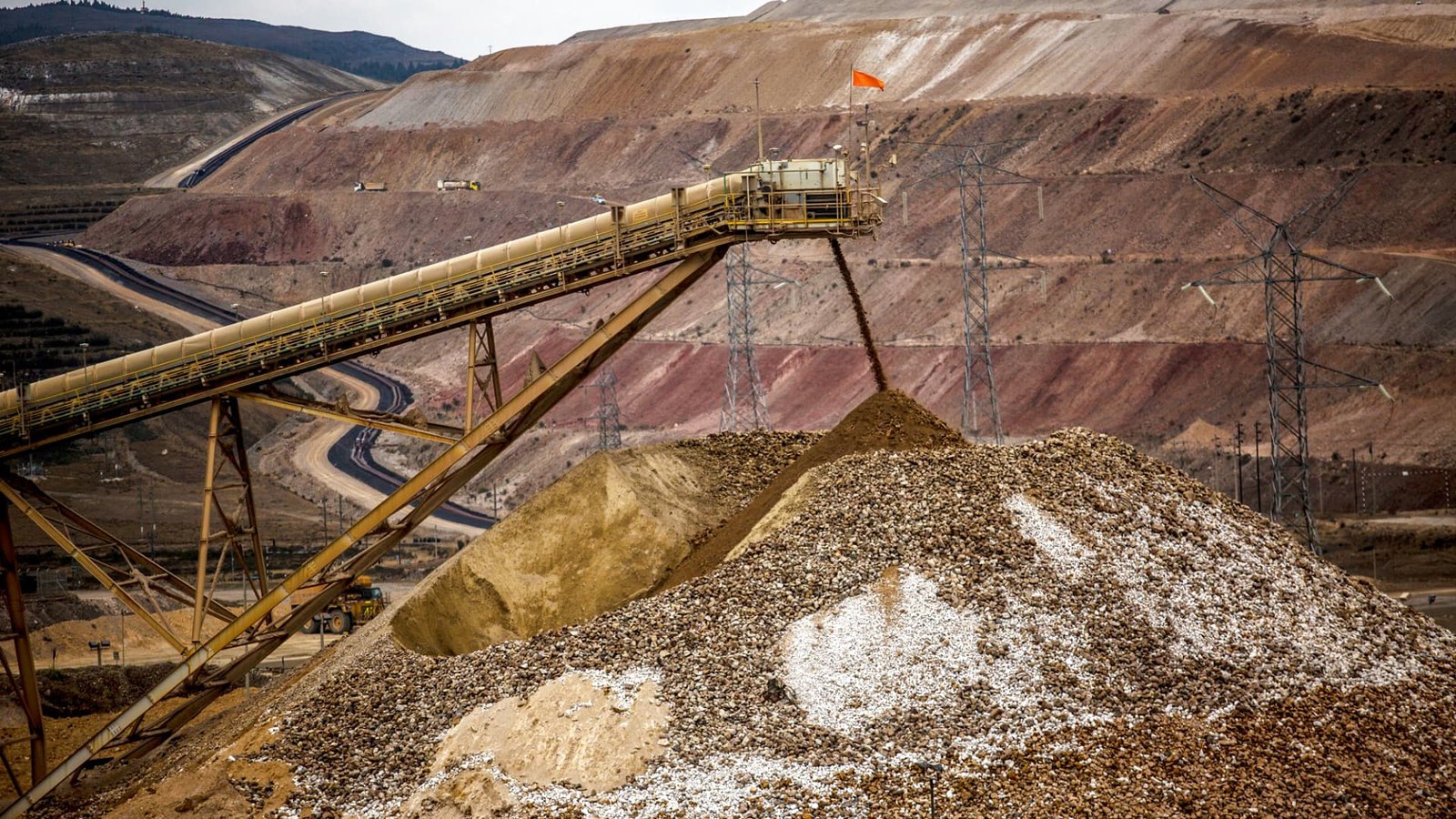 Stocks making the biggest moves midday: NEM, AAPL, SNDK, DECK 5 Stocks making the biggest moves midday: NEM, AAPL, SNDK, DECK