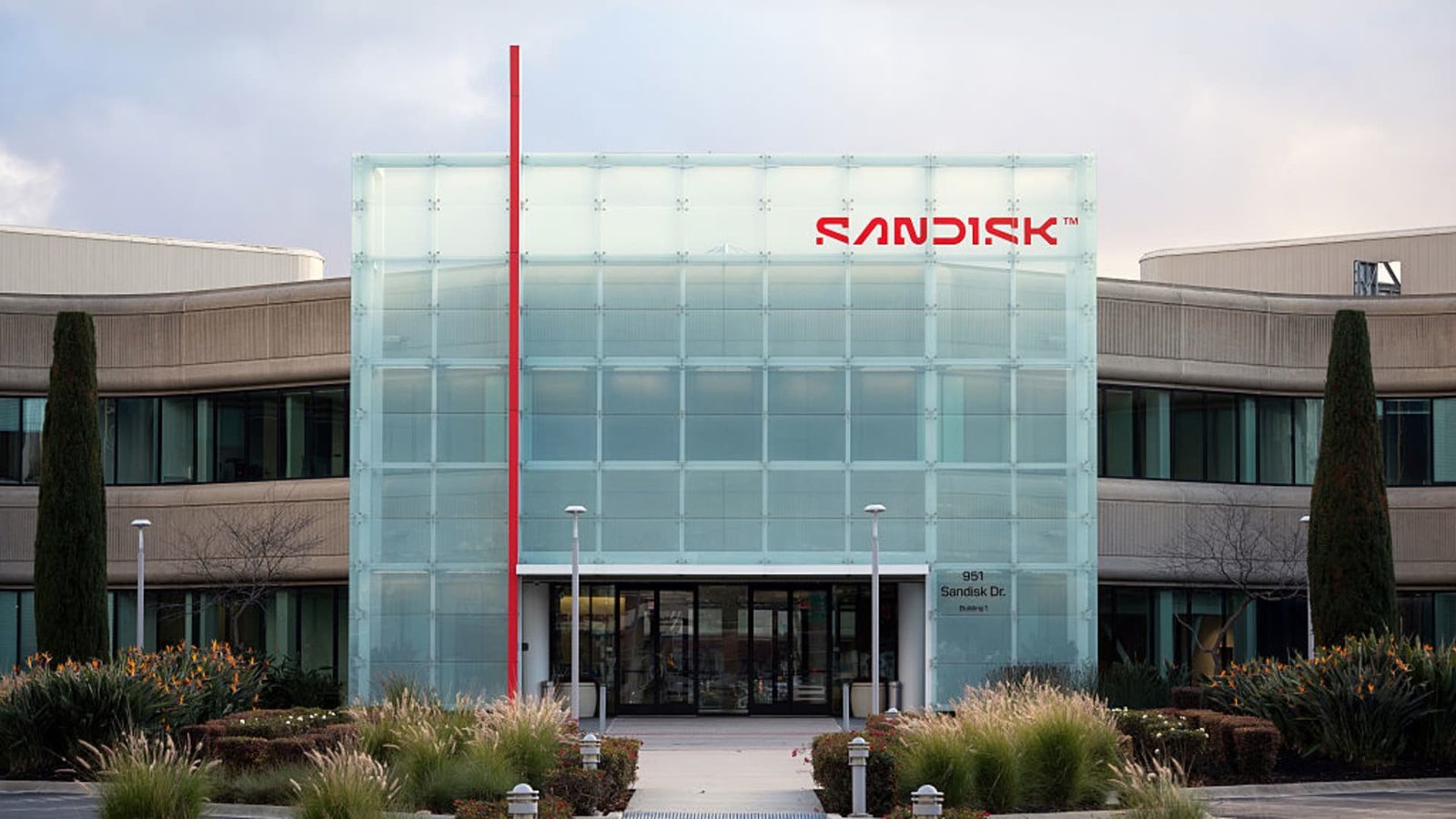 LITE, NOW, SNDK & more 5 LITE, NOW, SNDK & more