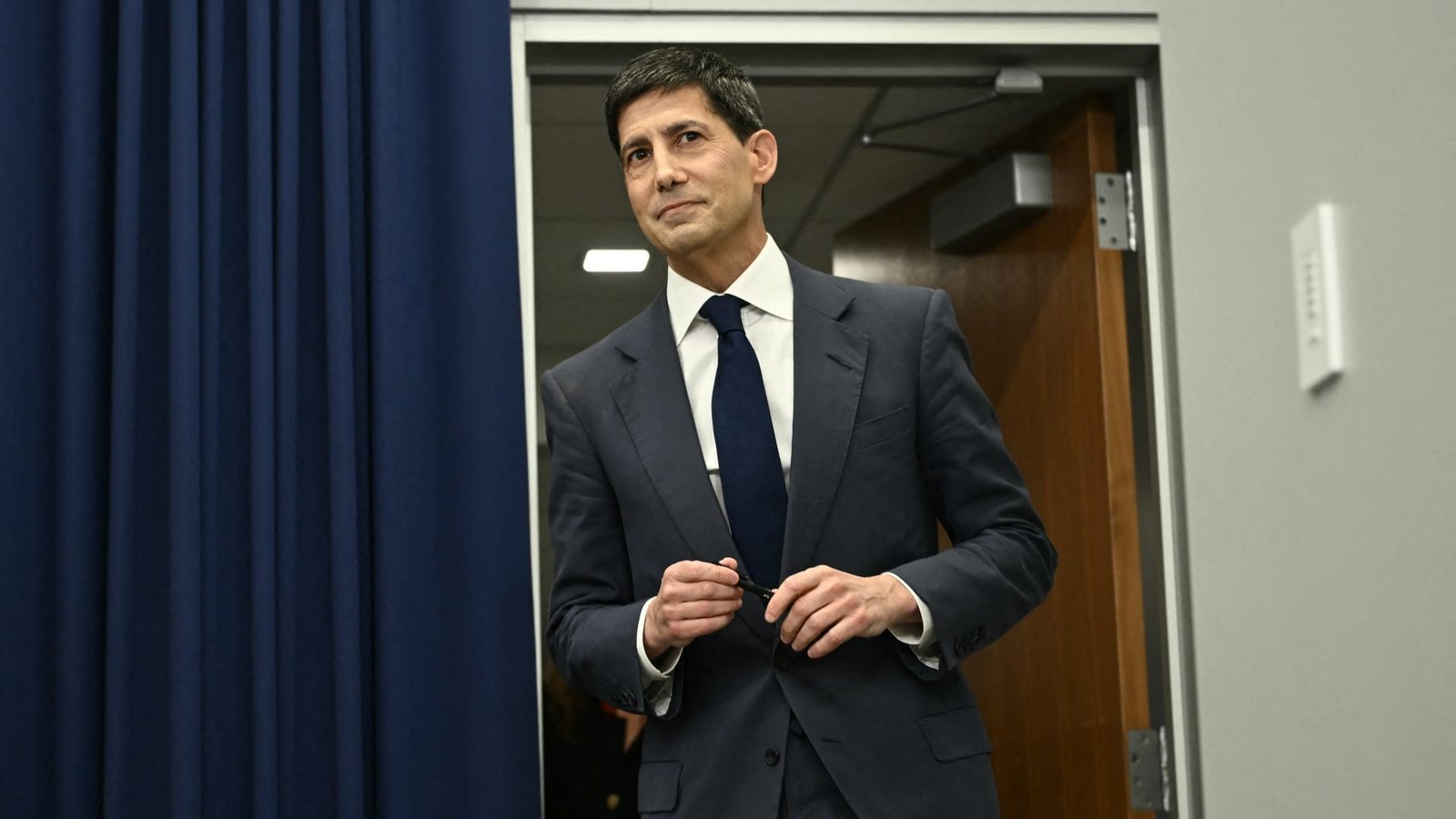 Chairman Warsh abstains from giving rate forecast as several members signal a hike in 2026