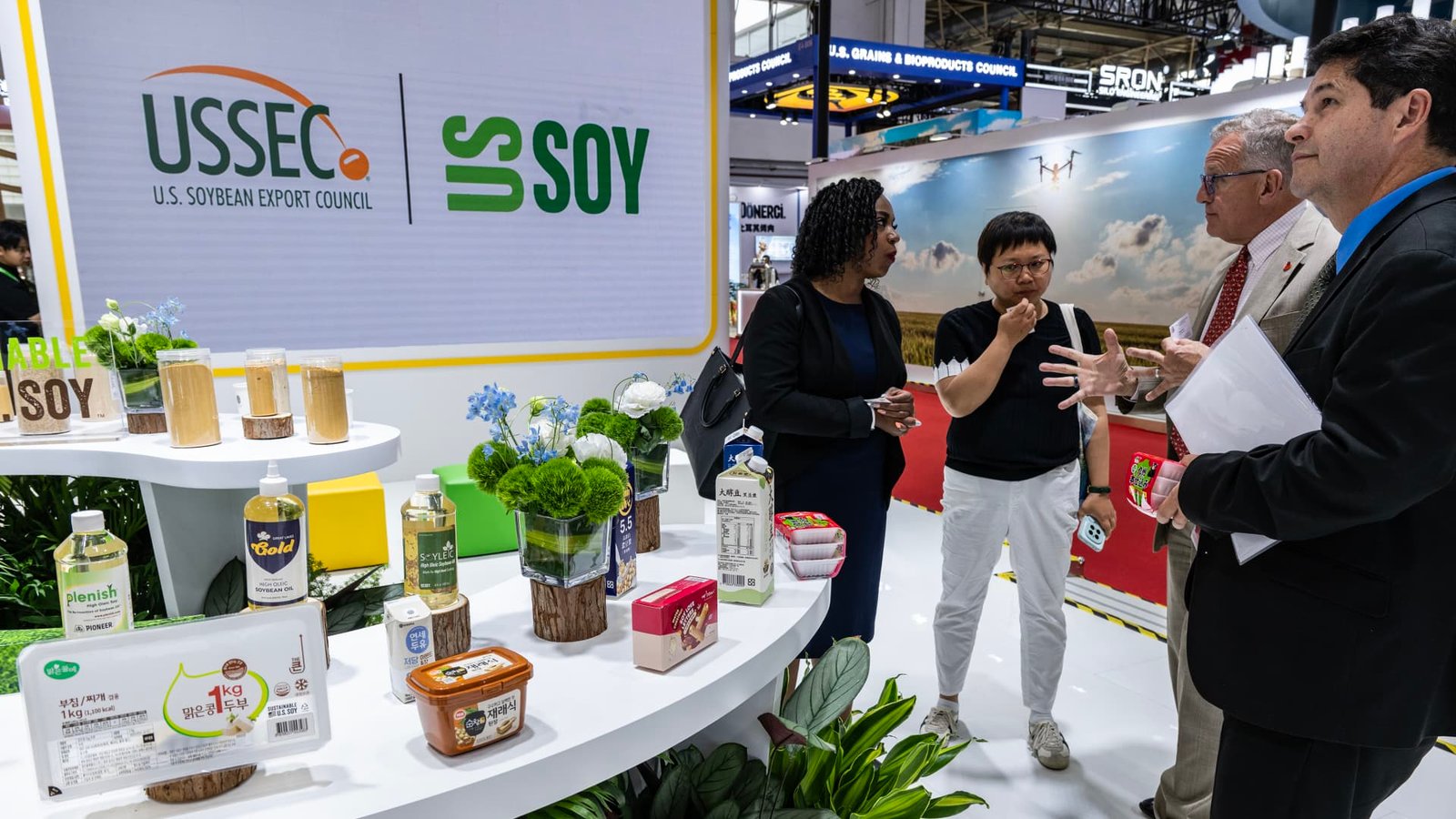U.S. fights with Brazil for China's giant soybean market 5 U.S. fights with Brazil for China's giant soybean market